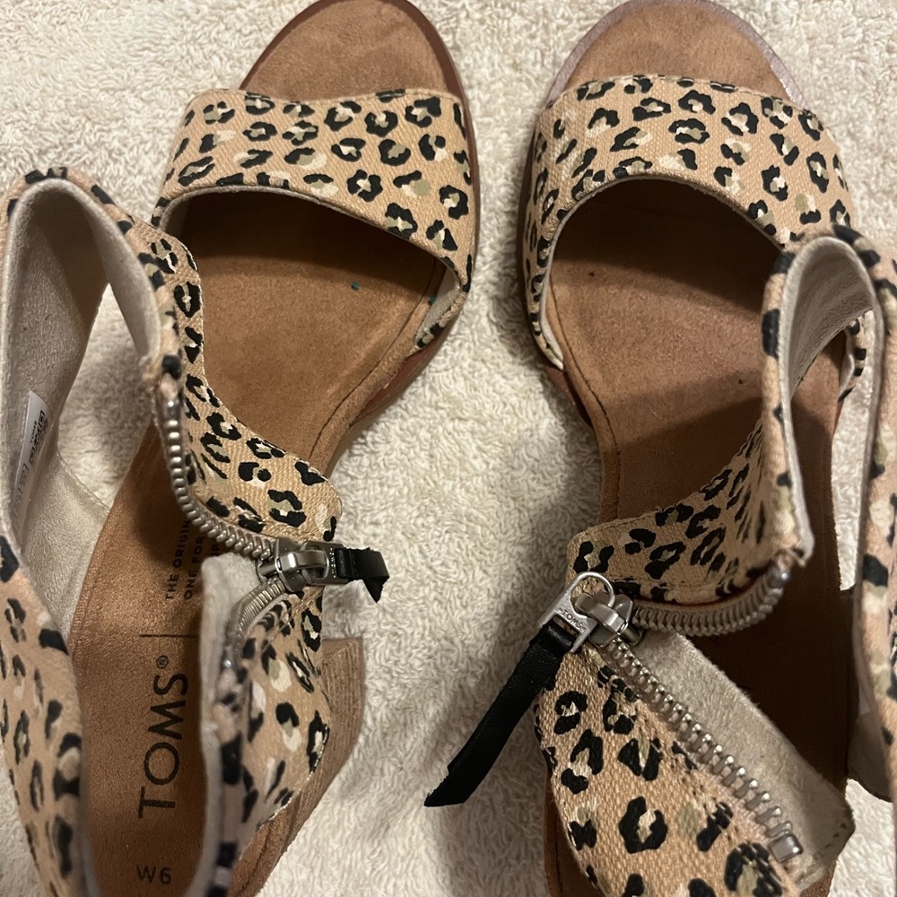 Tom’s women’s 6 leopard heels